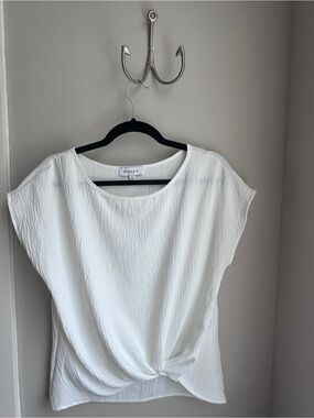 Gilli White Twist-Hem Cap Sleeve Blouse